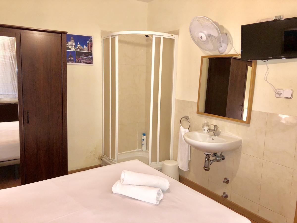 Hostal Arriaza Мадрид Экстерьер фото